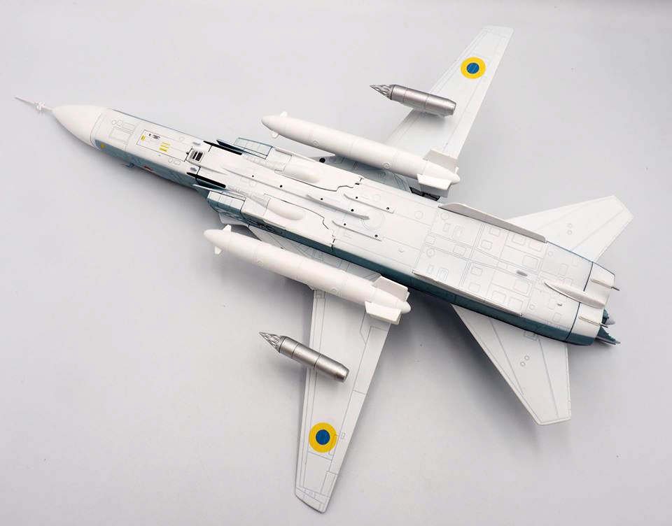 CA722403烏克蘭UKRAINE SUKHOI SU-24M FENCER白22成品1/72模型