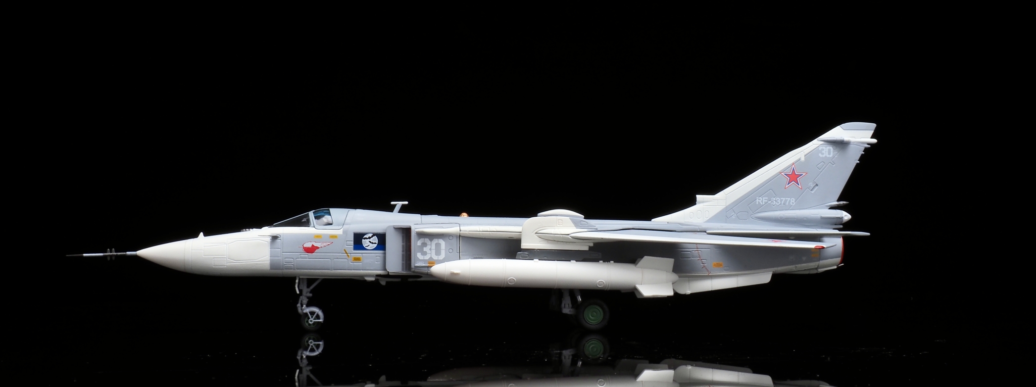 CA722411俄羅斯海軍SU-24MR 30 White合金成品1/72模型