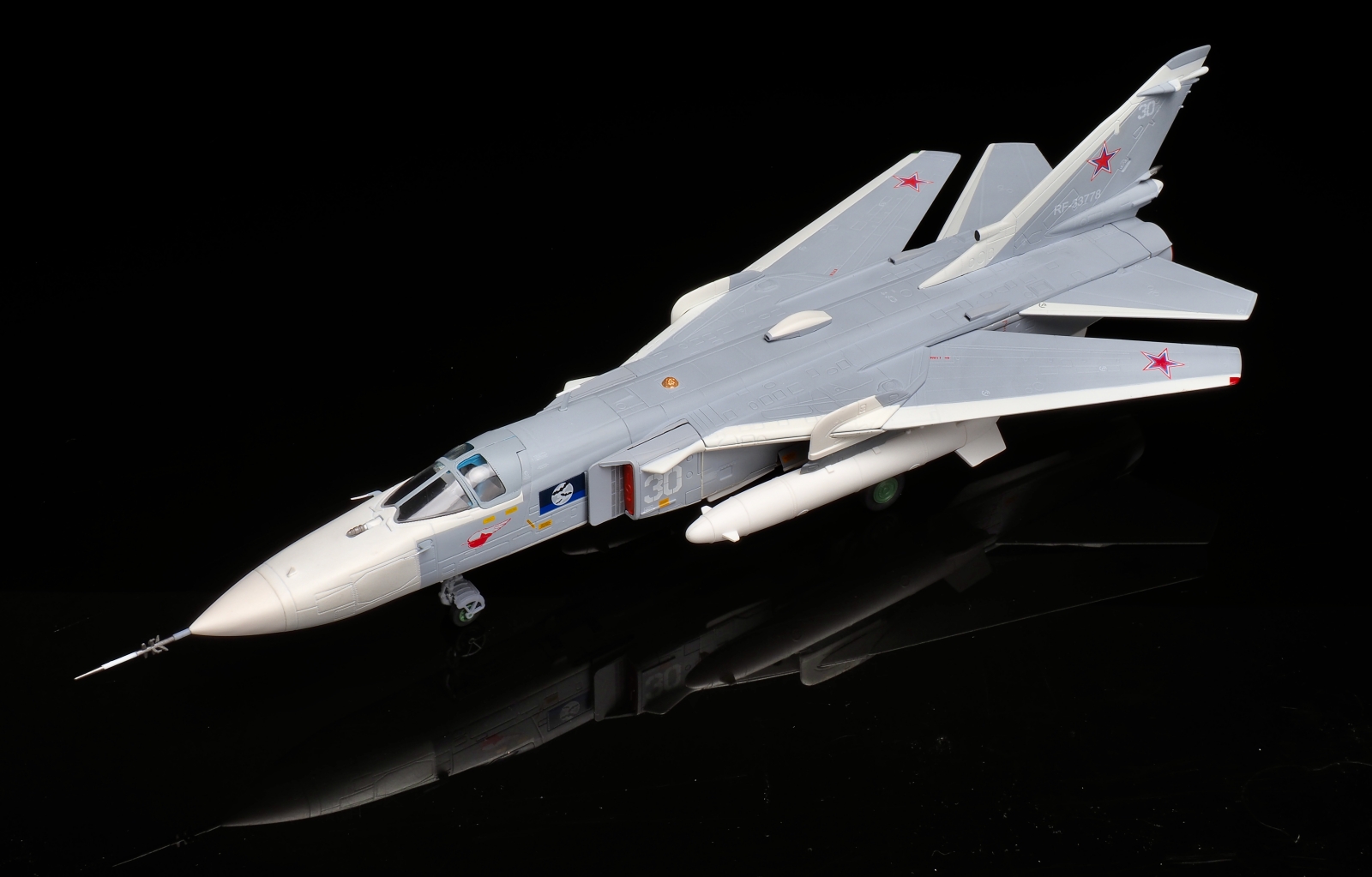 CA722411俄羅斯海軍SU-24MR 30 White合金成品1/72模型