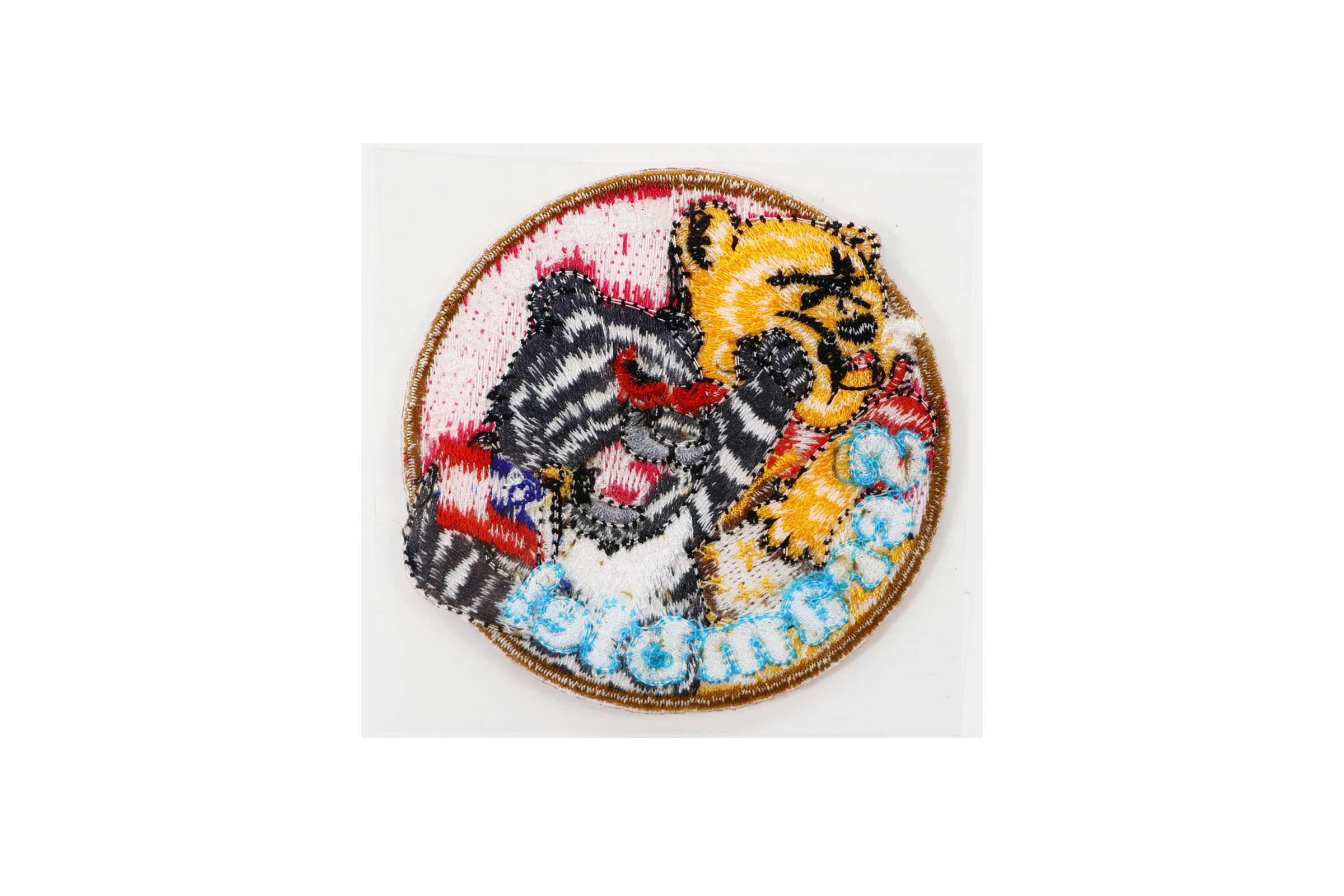 ST0001 台灣黑熊士氣 Scramble!  WE ARE OPEN 24/7 刺繡熨燙貼 (粉紅版)