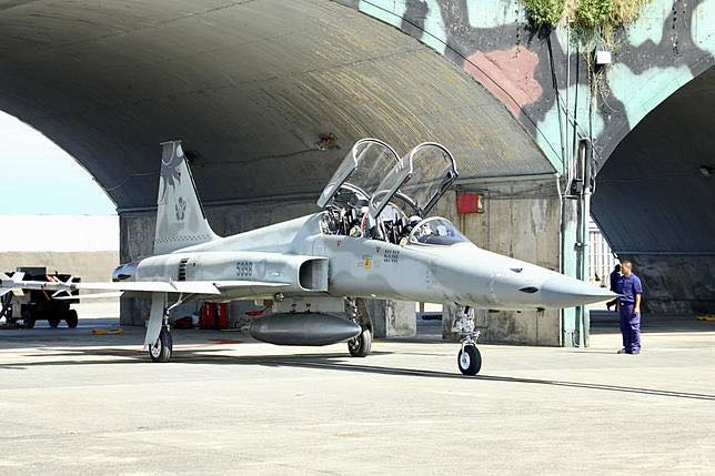 HA3343國軍RF-5E 5504除役典禮成品模型1/72成品HM