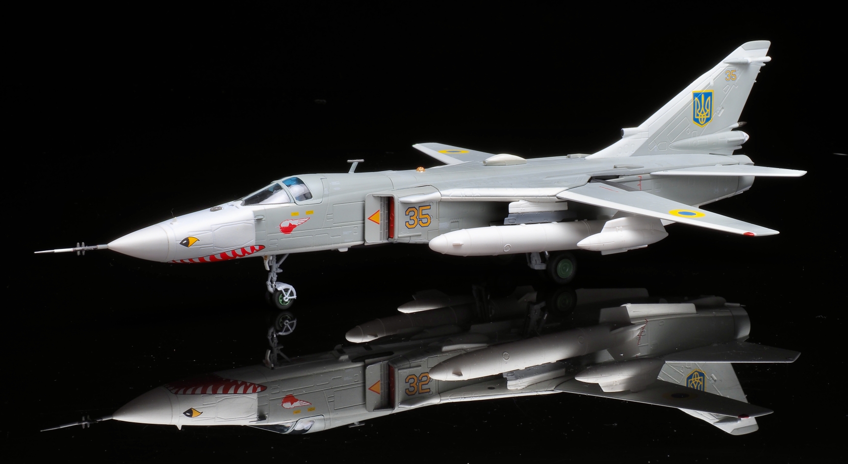 CA722410烏克蘭SU-24MR鯊魚嘴Y35模型1/72成品