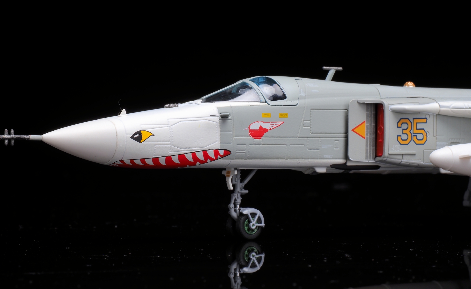 CA722410烏克蘭SU-24MR鯊魚嘴Y35模型1/72成品
