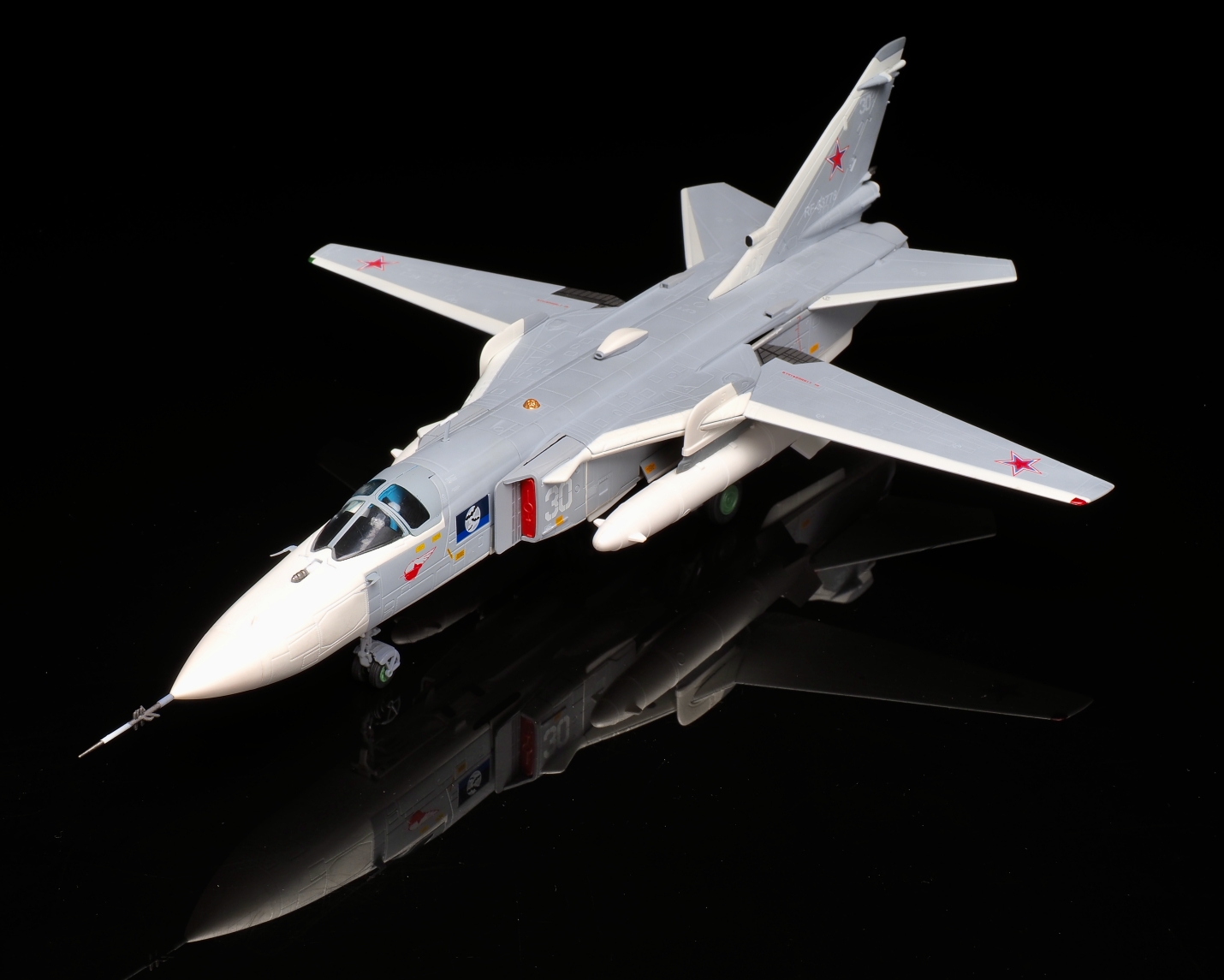 CA722411俄羅斯海軍SU-24MR 30 White合金成品1/72模型