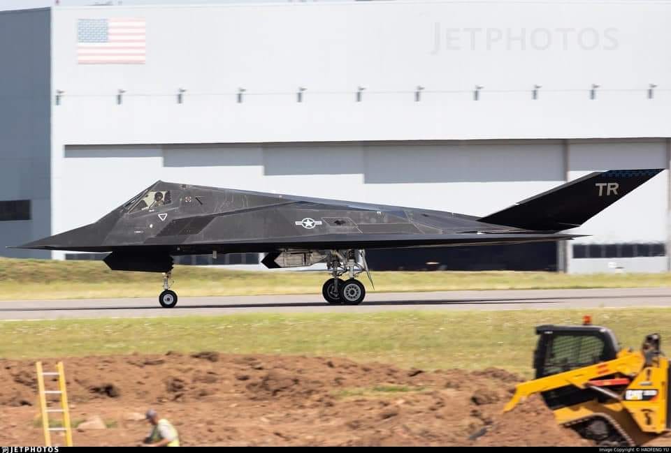 HA5813 美國空軍F-117A夜鷹隱形轟炸機B57+B61核彈版
