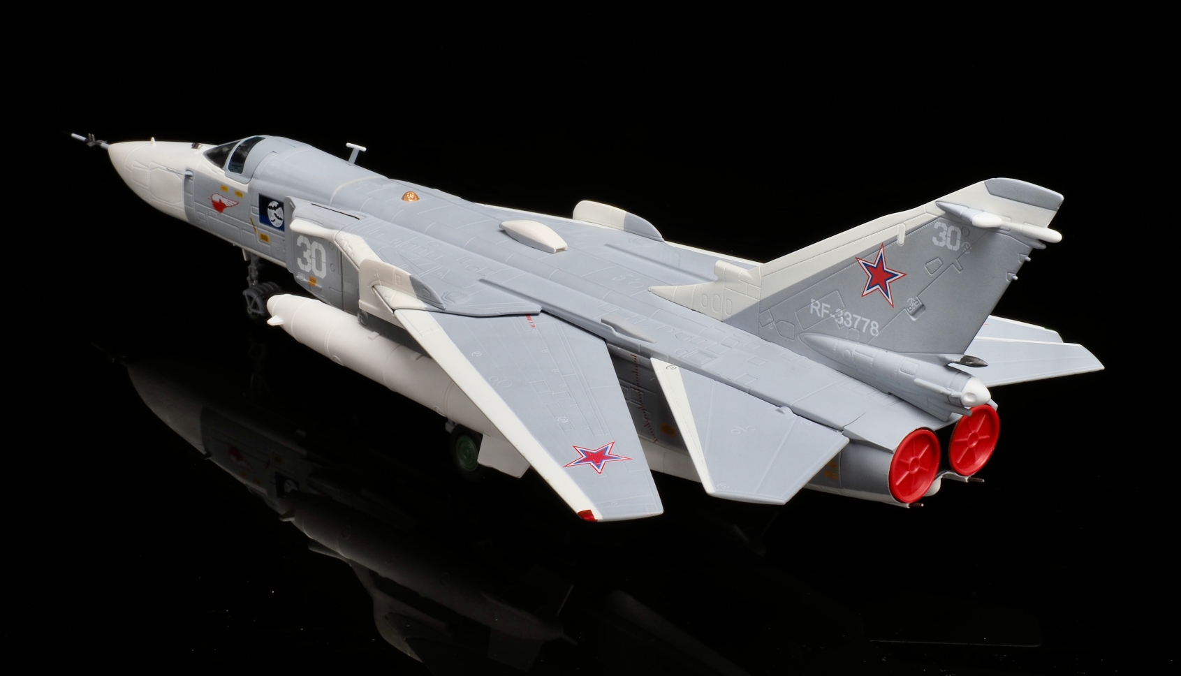 CA722411俄羅斯海軍SU-24MR 30 White合金成品1/72模型
