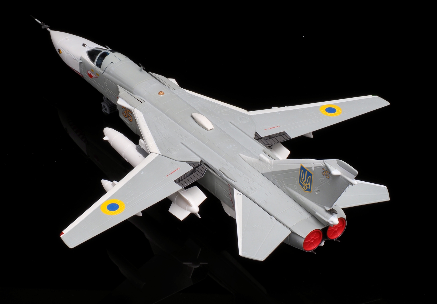 CA722410烏克蘭SU-24MR鯊魚嘴Y35模型1/72成品