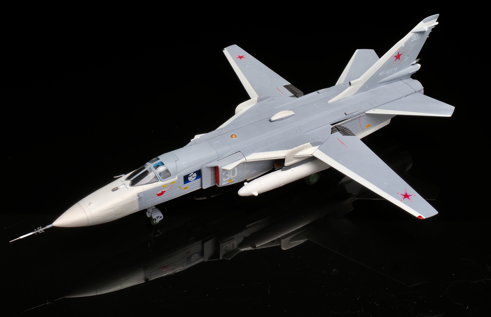 CA722411俄羅斯海軍SU-24MR 30 White合金成品1/72模型